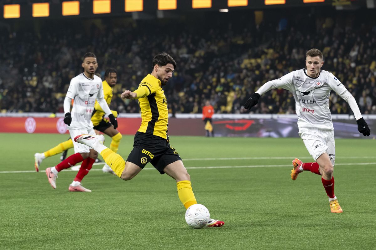 Joueur des Young Boys, en jaune, tire la balle alors qu’un joueur de Winterthur, en blanc, s’approche lors d’un match au Stade de Wankdorf à Berne.