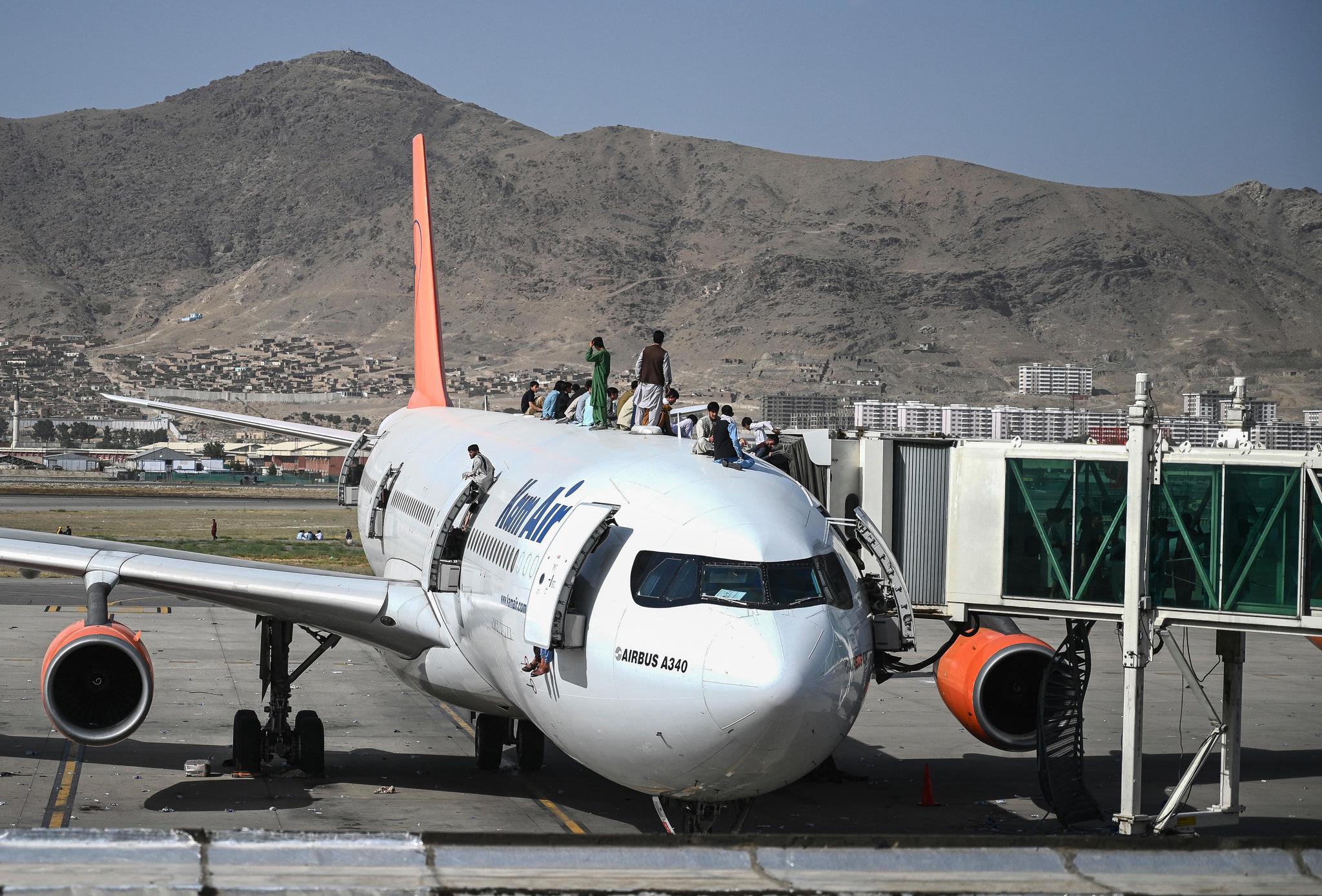 Sie wollen einfach nur weg: Afghaninnen und Afghannen besteigen auf dem Kabuler Flugplatz eine Maschine. 
