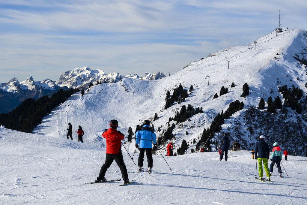 Des skieurs descendent une piste de ski du domaine skiable entre Chaux Ronde et Bretaye.