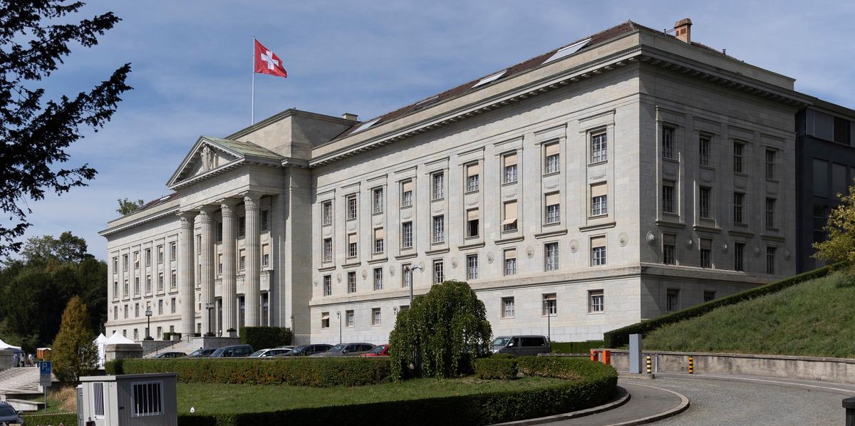 Bâtiment du Tribunal Fédéral à Lausanne avec drapeau suisse lors des portes ouvertes, septembre 2023.