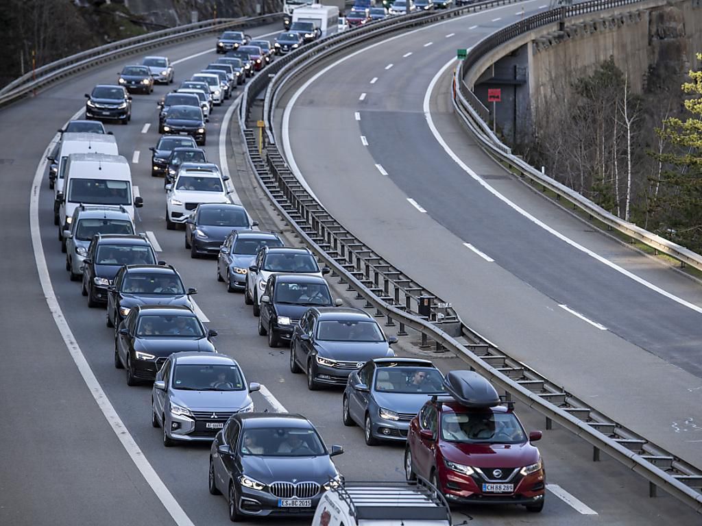 Trafic routier Un bouchon de 10 kilomètres s’est formé au tunnel du Gothard 24 heures