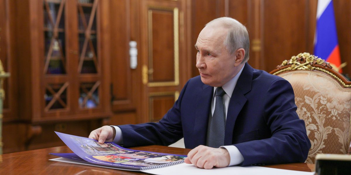 Putin hides for weeks in bunkers on the Black Sea