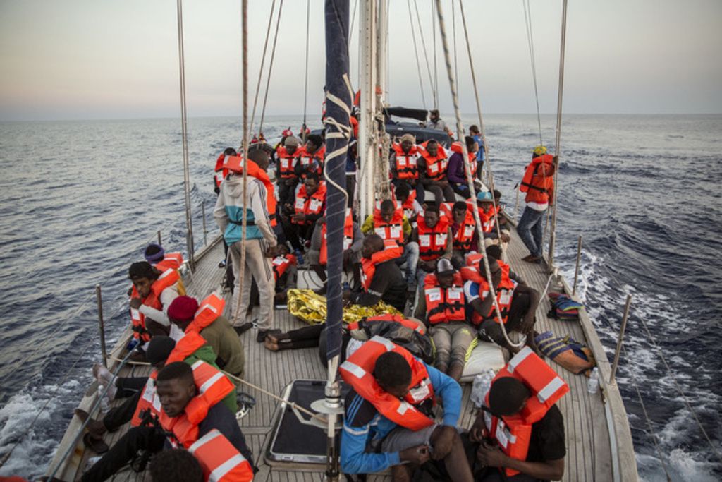 Deux navires d'aide aux migrants défient Salvini