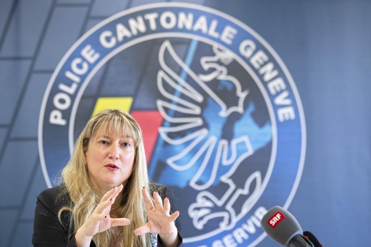 Monica Bonfanti, gauche, commandante de la police genevoise, s'exprime sur des faits de corruption au sein de la police genevoise et de preciser les regles de comportement des fonctionnaires de police, lors d'une conference de presse, ce vendredi 22 octobre 2021 a Geneve. (KEYSTONE/Salvatore Di Nolfi)