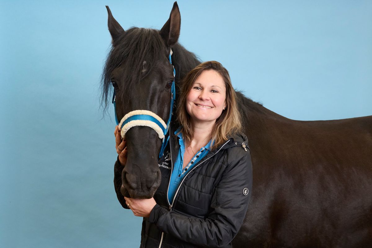Nadine Garnier, propriétaire et gérante du centre Equin’essence, à Monthey, avec «Goliath», son pur-sang lusitanien de 13 ans.