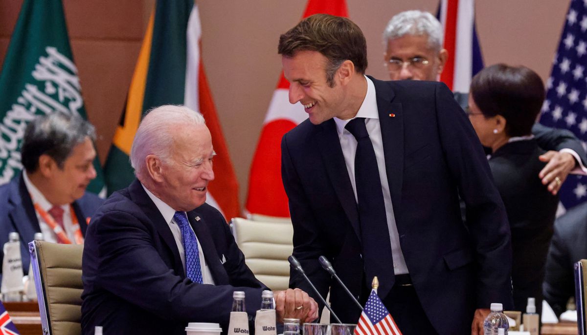 Joe Biden saluant Emmanuel Macron
