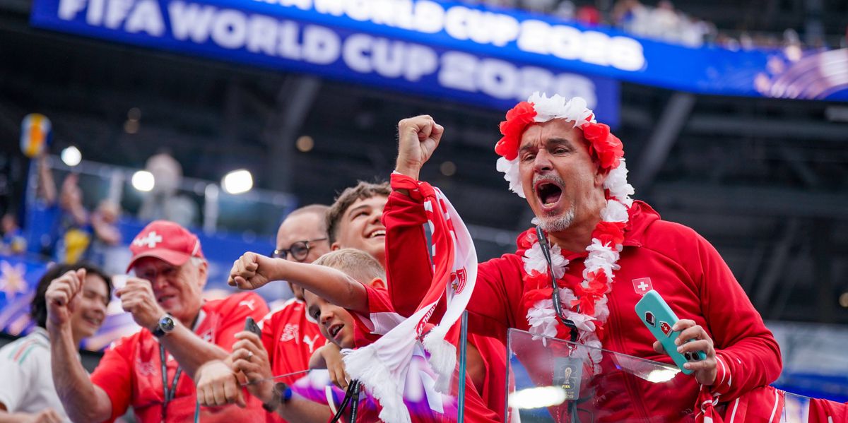 Fussballfeste-statt-Geisterspiele-Biernotstand-und-Schulbusse-voller-Fans-Warum-die-WM-Stadien-trotz-horrender-Preise-voll-sind