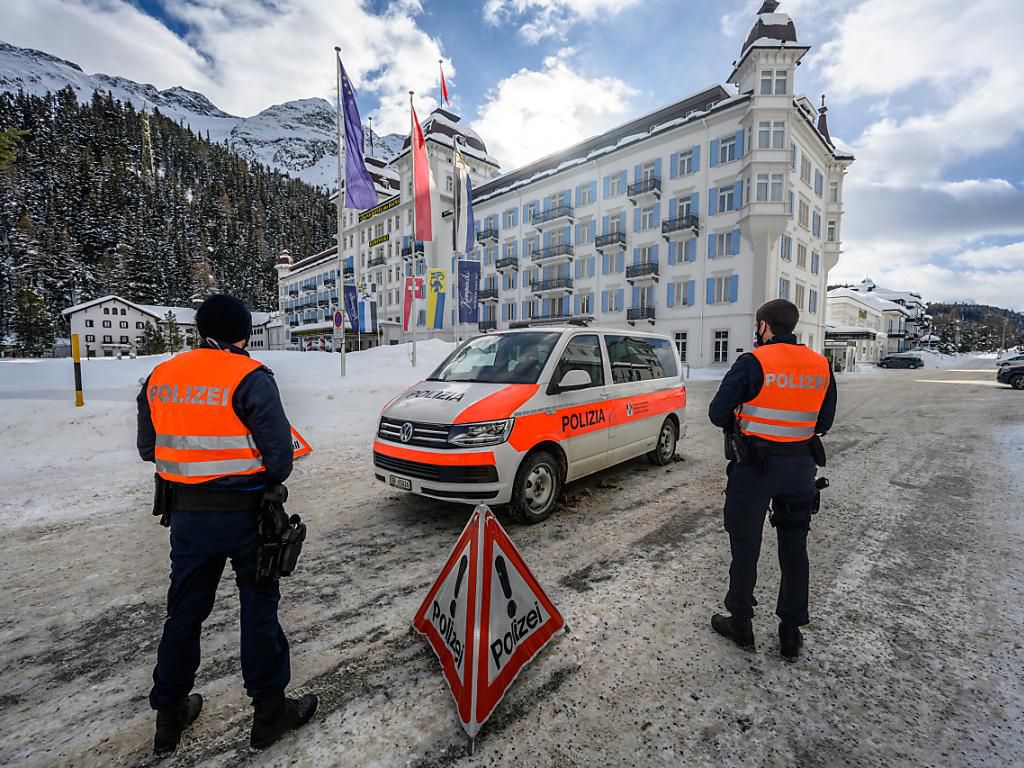 Après la découverte du variant sud-africain du coronavirus dans deux hôtels de luxe de St-Moritz, dont le Kempinski (photo), 3200 habitants et hôtes de la station grisonne ont été testés.
