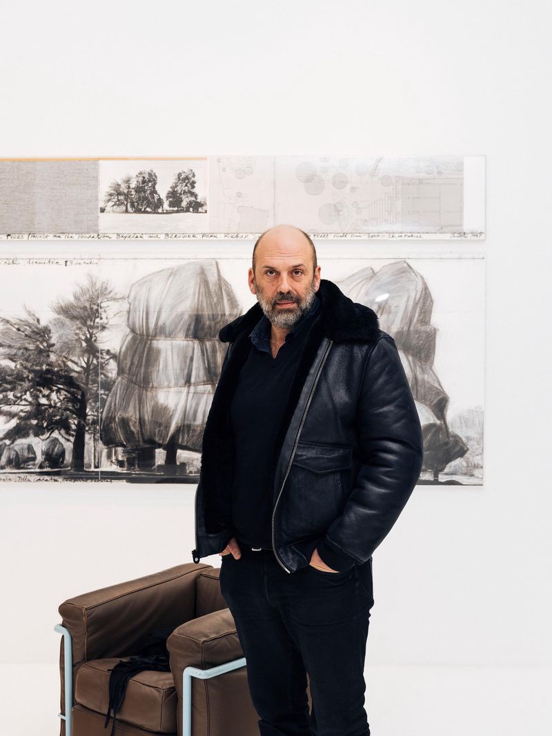 Vladimir Javacheff devant les croquis préparatoires du «Wrapped Trees Project for the Fondation Beyeler», à la galerie Olivier Varenne à Genève.