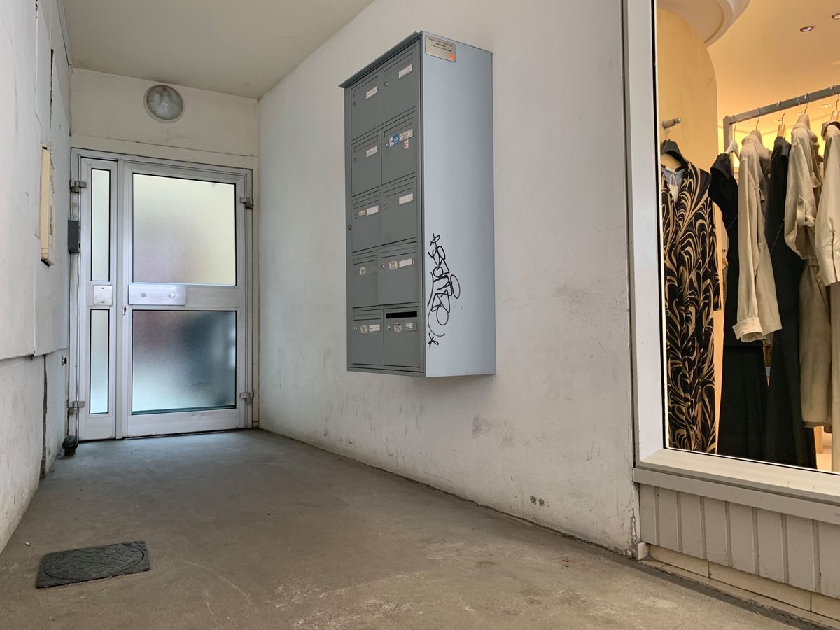 Le SDF passait ses nuits à cet endroit depuis six mois, couché sur un carton – les pieds en direction de la rue. 