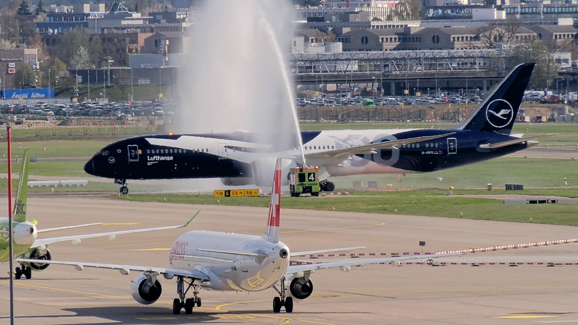 Flughafen Zürich: Jubiläums-Boeing der Lufthansa wurde mit Wasserfontäne begrüsst