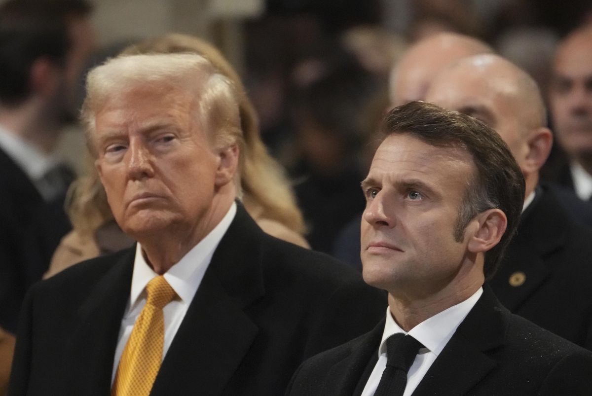 Le président élu des États-Unis et le président français Emmanuel Macron à la réouverture de la cathédrale Notre-Dame, Paris, 2024.