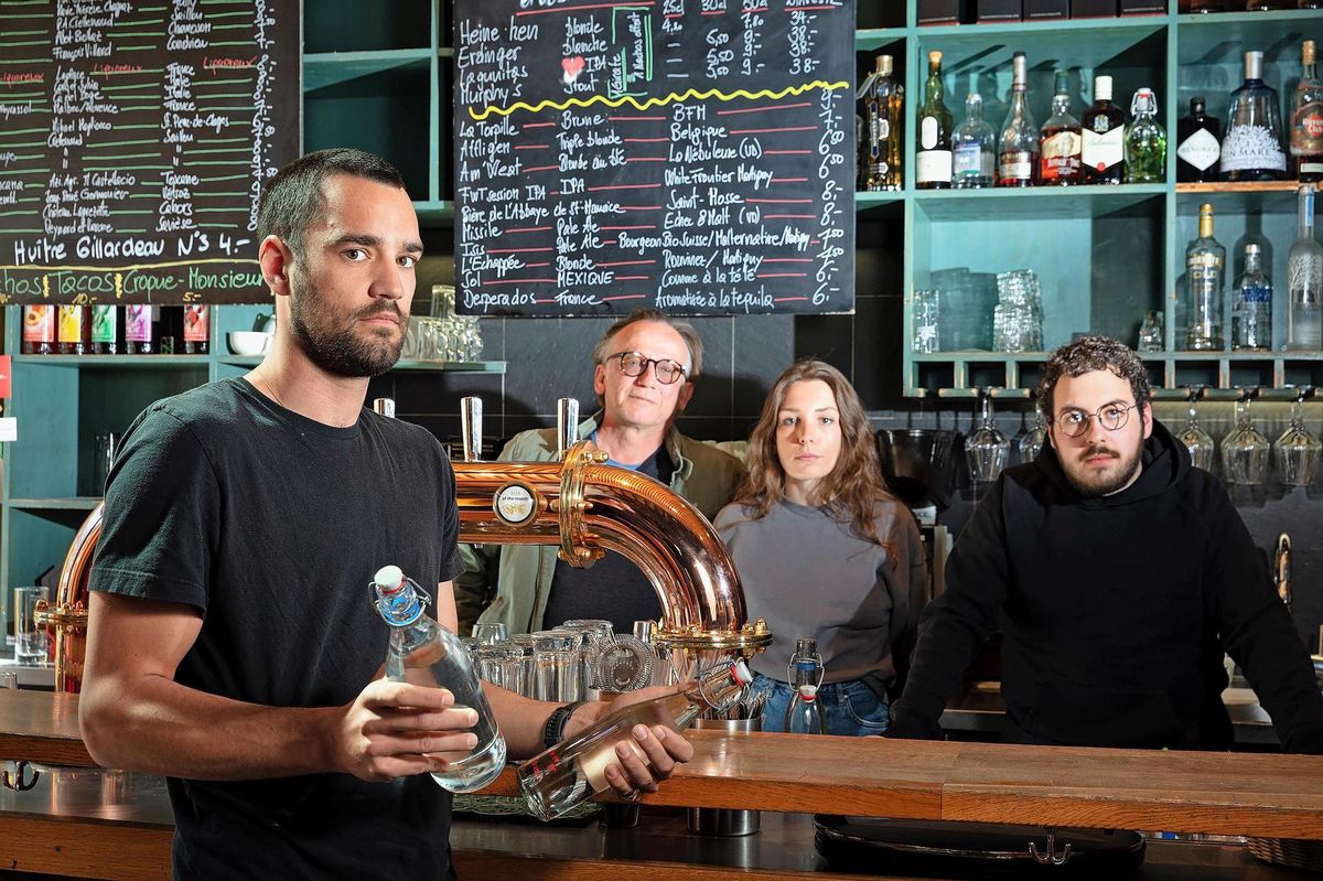 Le patron Fred Faibella (derrière, à g.) aux côtés de sa fille aînée et de Yohan, chef de rang. Au premier plan: Mattias, qui a repris la gestion de l’un des établissements concernés, tous deux sis place Centrale, à Martigny (VS).