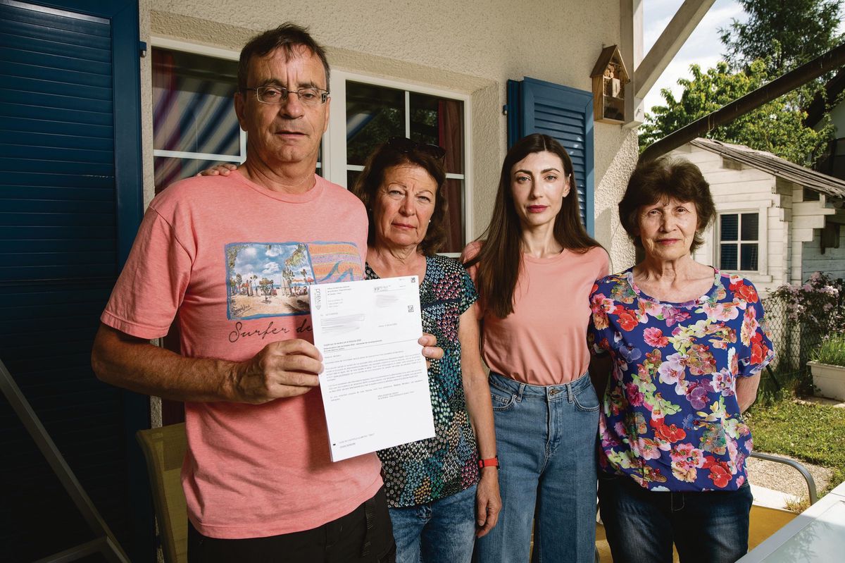 Jean-Paul Stamm et sa femme Chantal accueillent Alla et sa mère Ganna, 80 ans, depuis le 18 avril 2022 à Savigny. C’est cette dernière qui a reçu un formulaire de  détermination des acomptes pour les impôts 2022.  ©Florian Cella