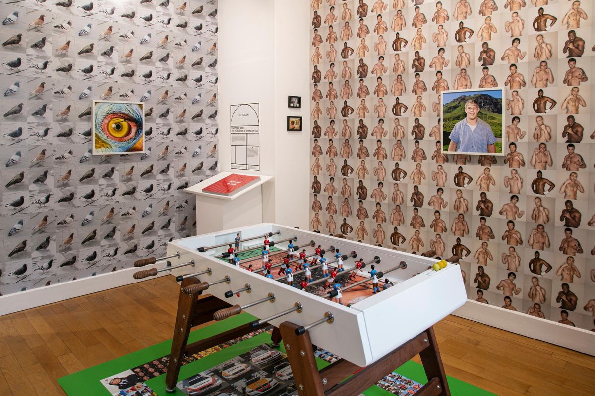 Entre des pigeons et des bellâtres – à moins que ce ne soit l’inbverse? – un baby-foot à consommer sans modération.