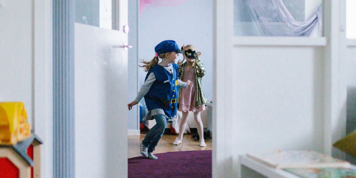 Die-M-hen-des-Zusammenlebens-Die-Kinder-schreien-quengeln-trampeln-dann-klingelt-der-Nachbar-an-der-T-r