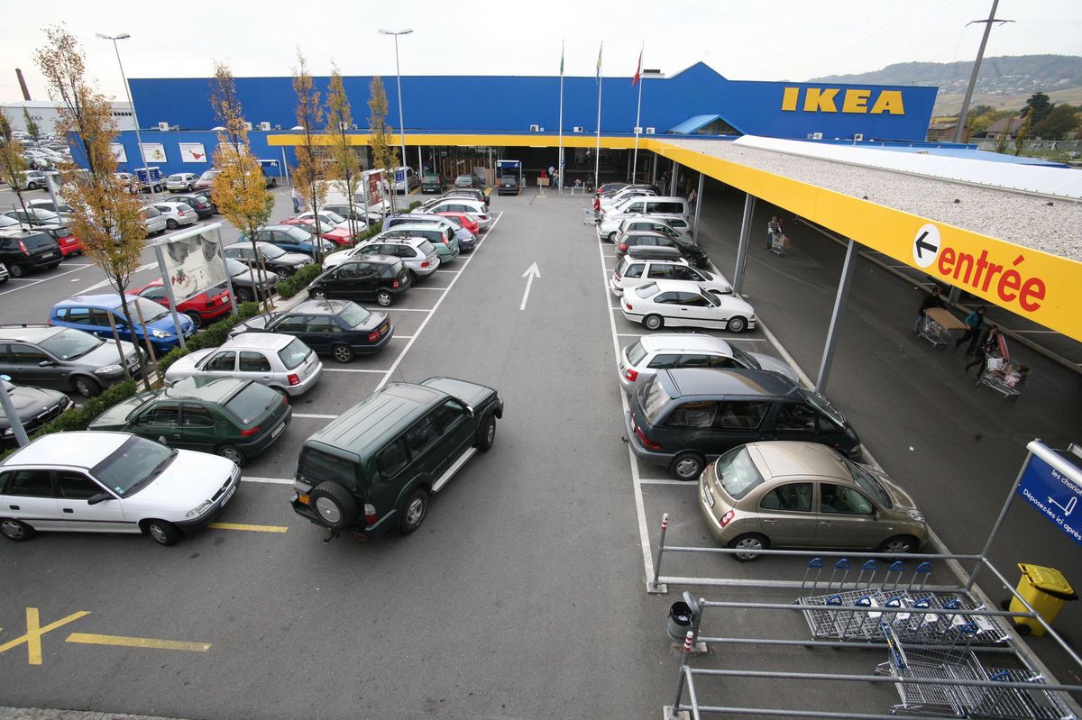 Le magasin de meubles et accessoires IKEA à Aubonne dans le canton de Vaud.