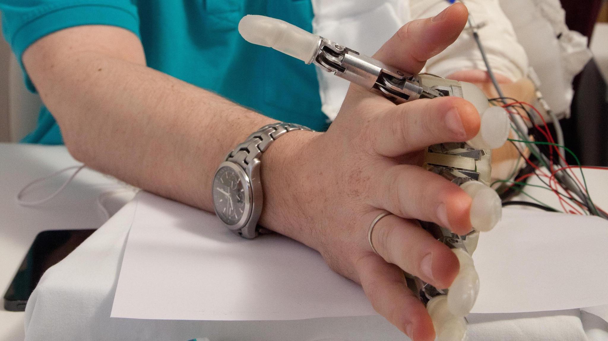 LifeHand 2 : une prothèse quasi vivante: Fruit d’une collaboration entre la Suisse et l’Italie, cette prothèse nouvelle génération permet de ressentir des sensations comme la pression ou la dureté d’un objet. Les électrodes, implantées au bout du système nerveux et sur le capteur, sont capables de convertir et d’interpréter un signal électrique donnant le signal d’agripper un objet en particulier.