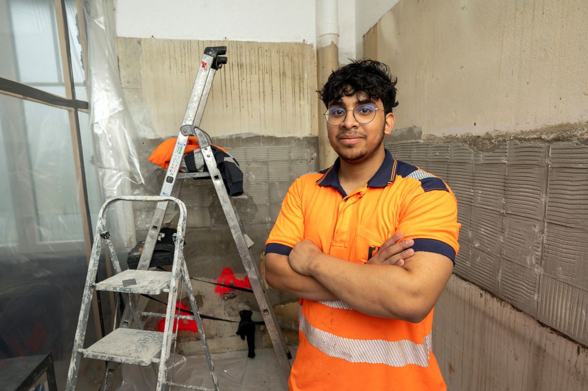 29 mai 2024    Renens     apprentissage de maçon par la  génération Z    le patronat entend intéresser la génération Z au métier de la construction.  Valentino Aliatis qui est en pré appentissage    lors de la prépration de désiamantage d'un mur dont la colle à carrelage contient de l'amiante   Photo Patrick Martin/24HEURES 