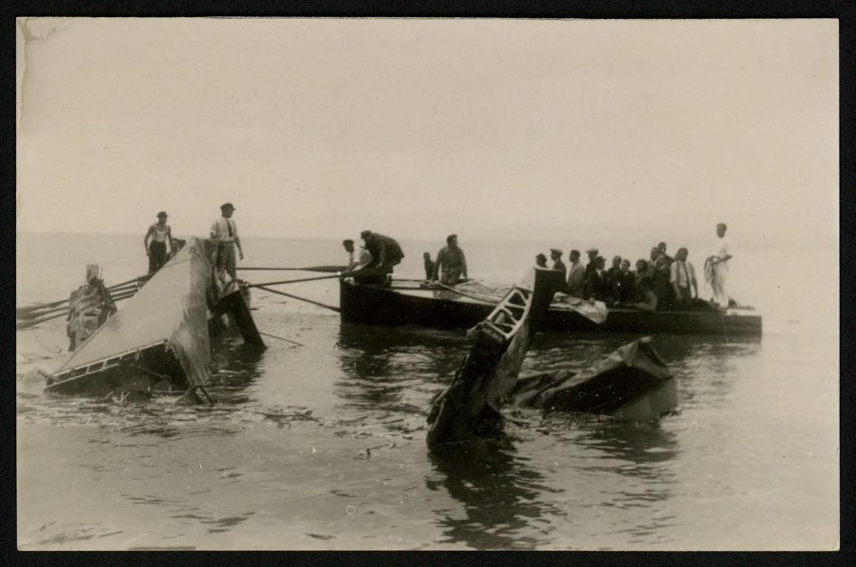 Le 2 ou 3 août 1930, les sauveteurs tentent de renflouer l’épave l’hydravion qui s’est abîmé au large d’Ouchy. L’accident a fait trois morts, dont deux disparus