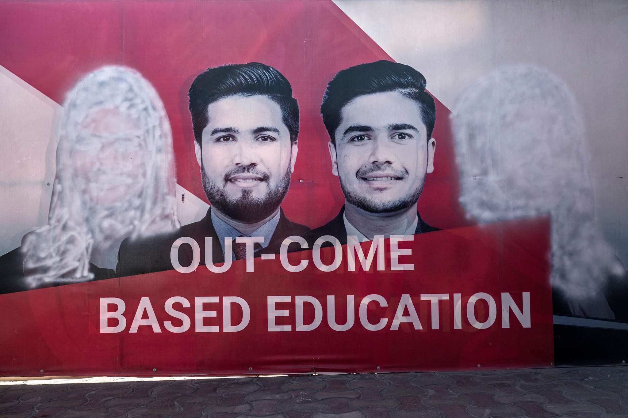 Frauen werden ausradiert, nicht nur im übertragenen Sinn: Banner an einer privaten Universität in Kabul (6. März 2023). 