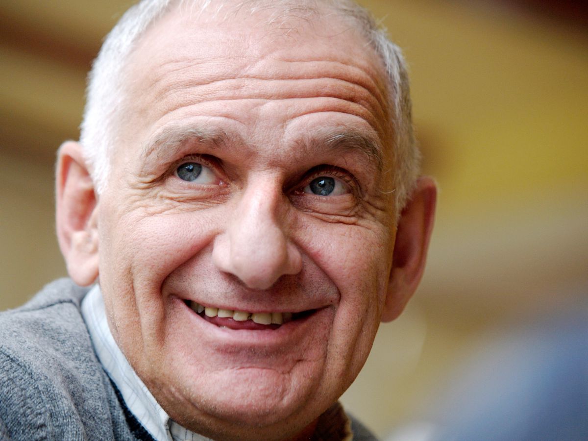 Paul-Andre Cadieux souriant lors d'une interview. Cadieux est un entraineur de hockey avec plus de 30 ans d'expérience. Photo prise par Aldo Ellena à Granges-Paccot.