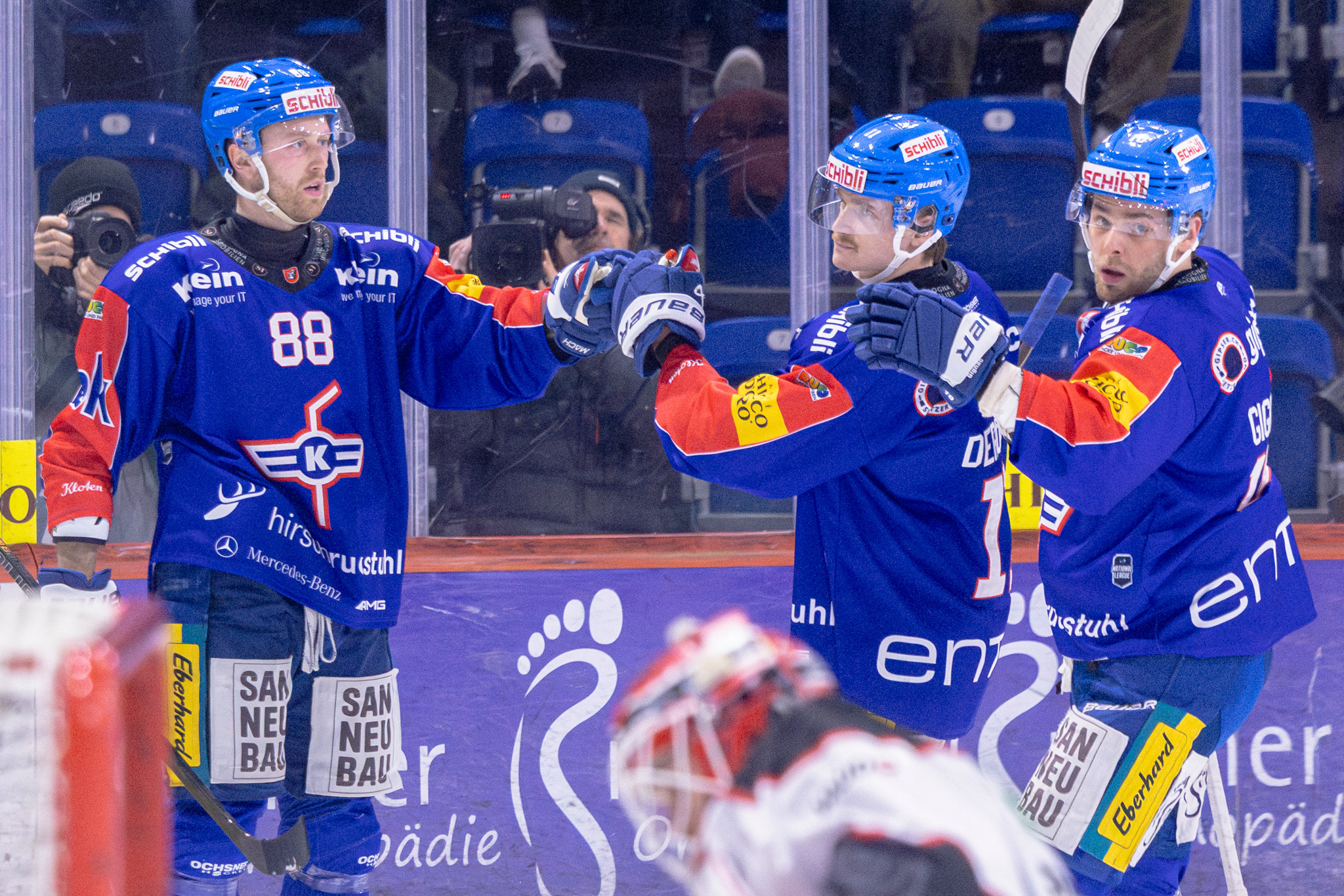 Dario Meyer (Nr. 88) und Keanu Derungs feiern das 1:0 für den EHC Kloten gegen Lausanne HC in der National League.