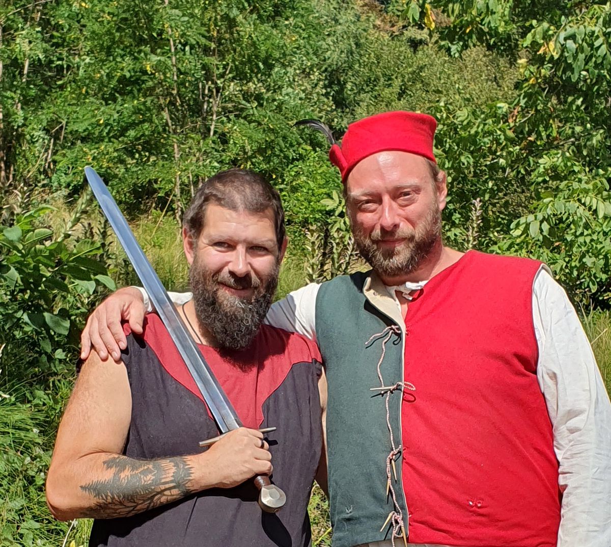 Grégoire Billieux à gauche et Christophe Reversy-Stauder en habits d’époque.