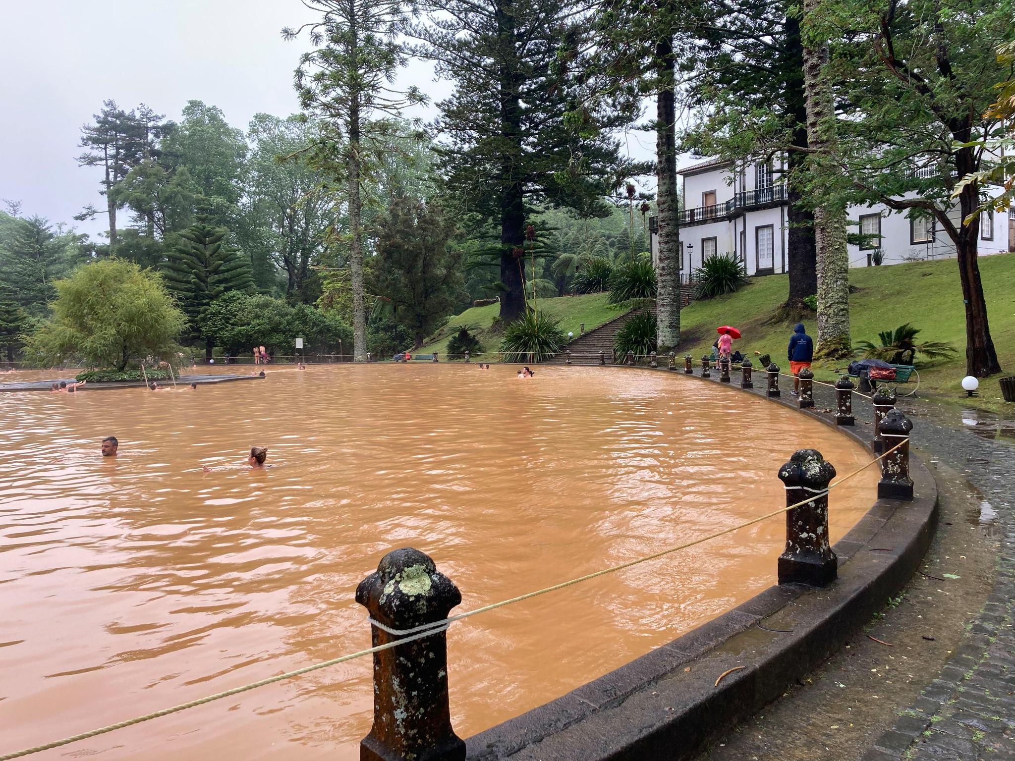 Autrefois privés et associés à une demeure distinguée au cœur des jardins, le bassin principal et ses jacuzzis sont aujourd’hui ouverts à tous.