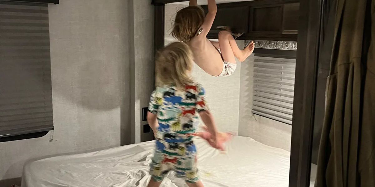 Und dann setzt sich der Dreijährige auf das Baby