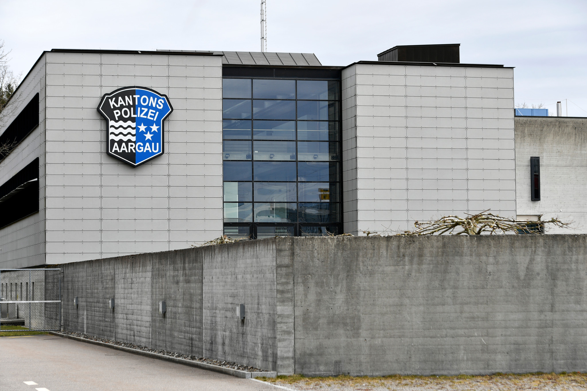 Mobile Polizei in Schafisheim (AG) am Freitag, 9. Maerz 2018.  Das Bezirksgericht Lenzburg AG verhandelt in der kommenden Woche den Vierfachmord von Rupperswil. Der Angeklagte ist ein 34-jaehriger Schweizer aus Rupperswil AG. Der auf vier Tage angesetzte Prozess beginnt am Dienstag in den Raeumlichkeiten der Mobilen Polizei in Schafisheim - unweit des Tatortes in Rupperswil. (KEYSTONE/Walter Bieri)