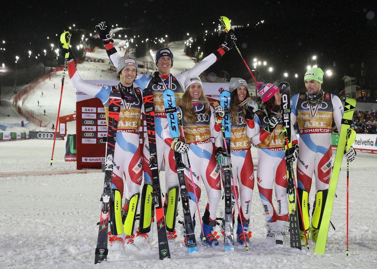 12.02.2019; Are; Ski Alpin - WM Are 2019 - Ski alpin - Team-Event; Siegerehrung, im Bild Aline Danioth, Andrea Ellenberger, Wendy Holdener, Sandro Simonet, Daniel Yule und Ramon Zenhausern (Dominik Angerer/expa/freshfocus)--------------------------------------------------------------------- ACHTUNG REDAKTIONEN: KEINE ABONNEMENTS, ES GELTEN DIE PREISEMPFEHLUNGEN DES SAB - MANDATORY CREDIT, EDITORIAL USE ONLY, NO SALES, NO ARCHIVES ---------------------------------------------------------------------