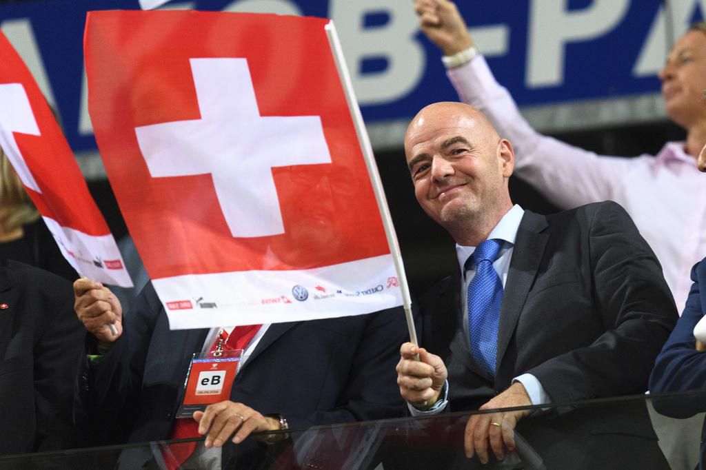 Le président de la FIFA Gianni Infantino brandissant le drapeau suisse.