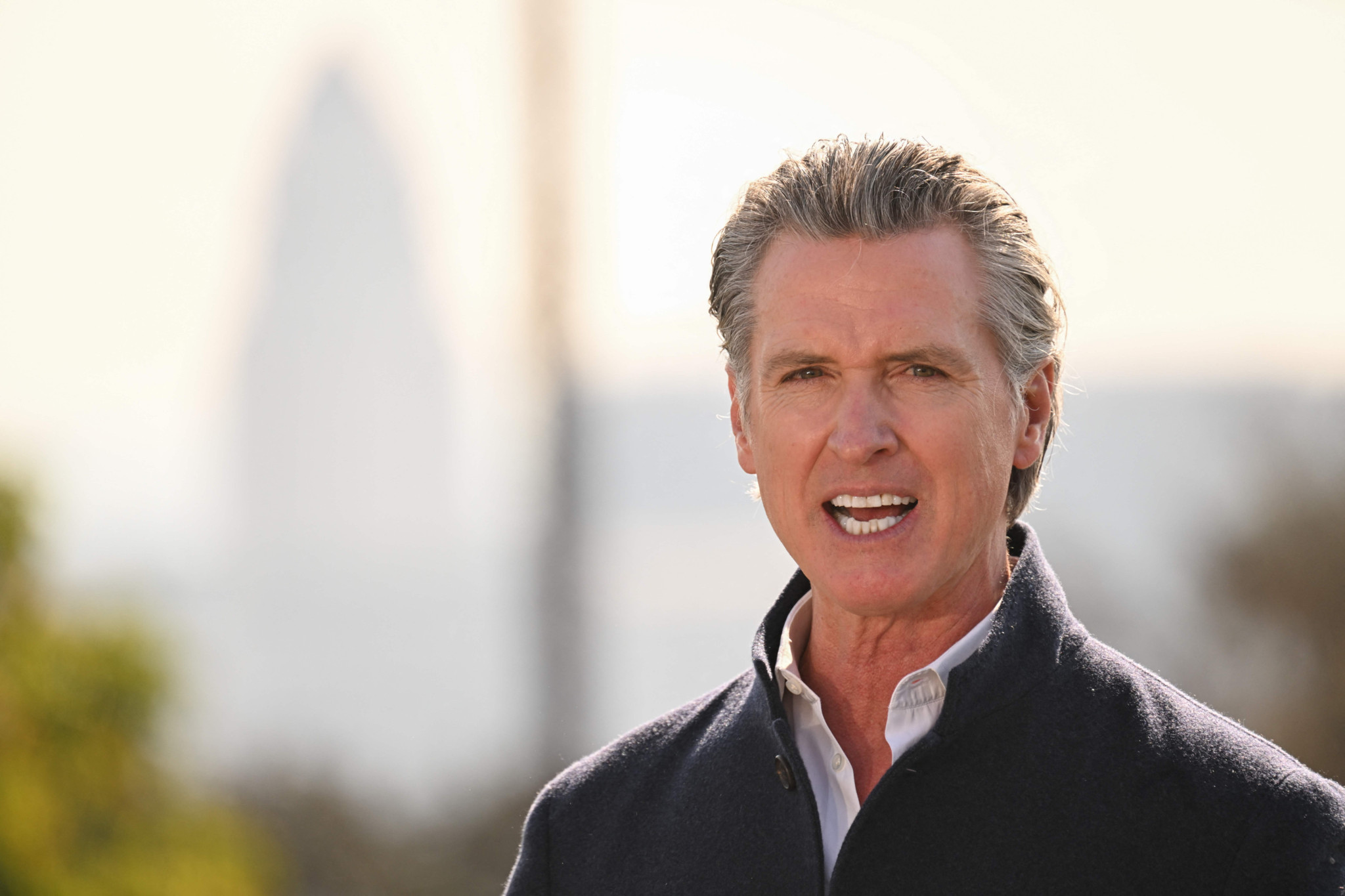 Kaliforniens Gouverneur Gavin Newsom spricht bei einer Pressekonferenz im Dodger Stadium über die Initiative ’LA Rises’ zur Unterstützung der Waldbrandwiederherstellung in Los Angeles.