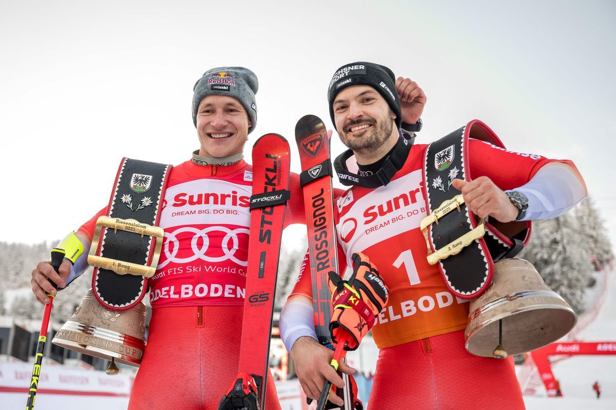Les skieurs suisses Marco Odermatt et Loic Meillard posent avec leurs récompenses après la course de slalom géant à Adelboden, lors de la Coupe du Monde de ski alpin FIS 2024-2025.