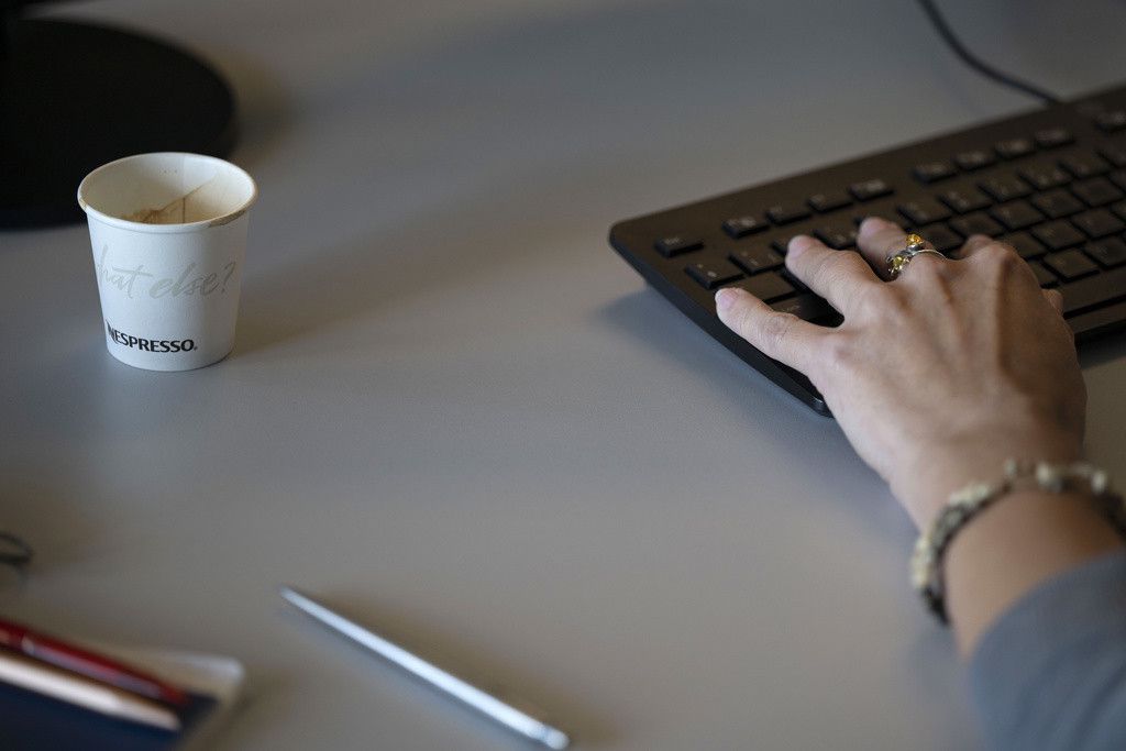 Une tasse Nespresso près d'un clavier.