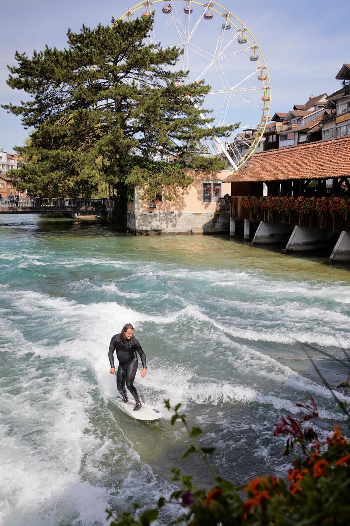 Aare- Surfer Thun. (Yoshiko Kusano)