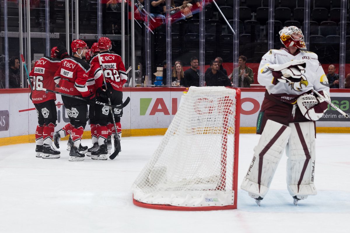 Joie LHC apres le 6-0, Andrea Glauser (LHC), Damien Riat (LHC), Jiri Sekac (LHC), le gardien Robert Mayer (GSHC), pendant le match entre le Lausanne Hokey Club et le Geneve-Servette Hockey Club comptant pour le championat de National League, le mardi 19 septembre 2023 a la Vaudoise Arena, a Lausanne (Bastien Gallay / GallayPhoto)