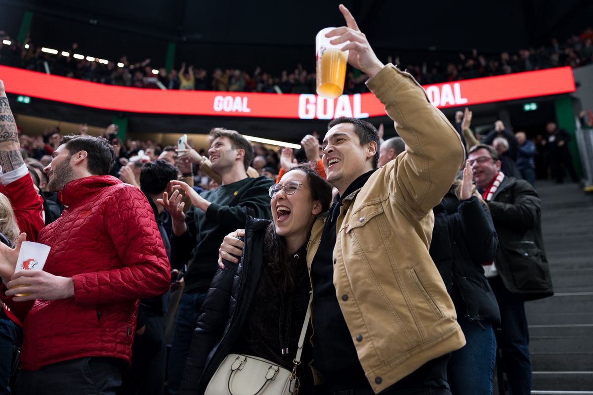 Joie des fans lausannois apres le 4-0 du LHC, pendant le match entre le Lausanne Hokey Club et le Geneve-Servette Hockey Club comptant pour le championat de National League, le mardi 27 fevrier 2024 a la Vaudoise Arena, a Lausanne (Bastien Gallay / GallayPhoto)