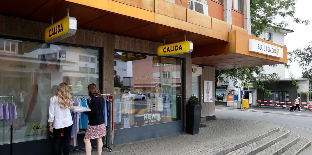 Traditionsmarke-unter-Druck-Calida-mit-roten-Zahlen-Reissleine-bei-Cosabella-gezogen