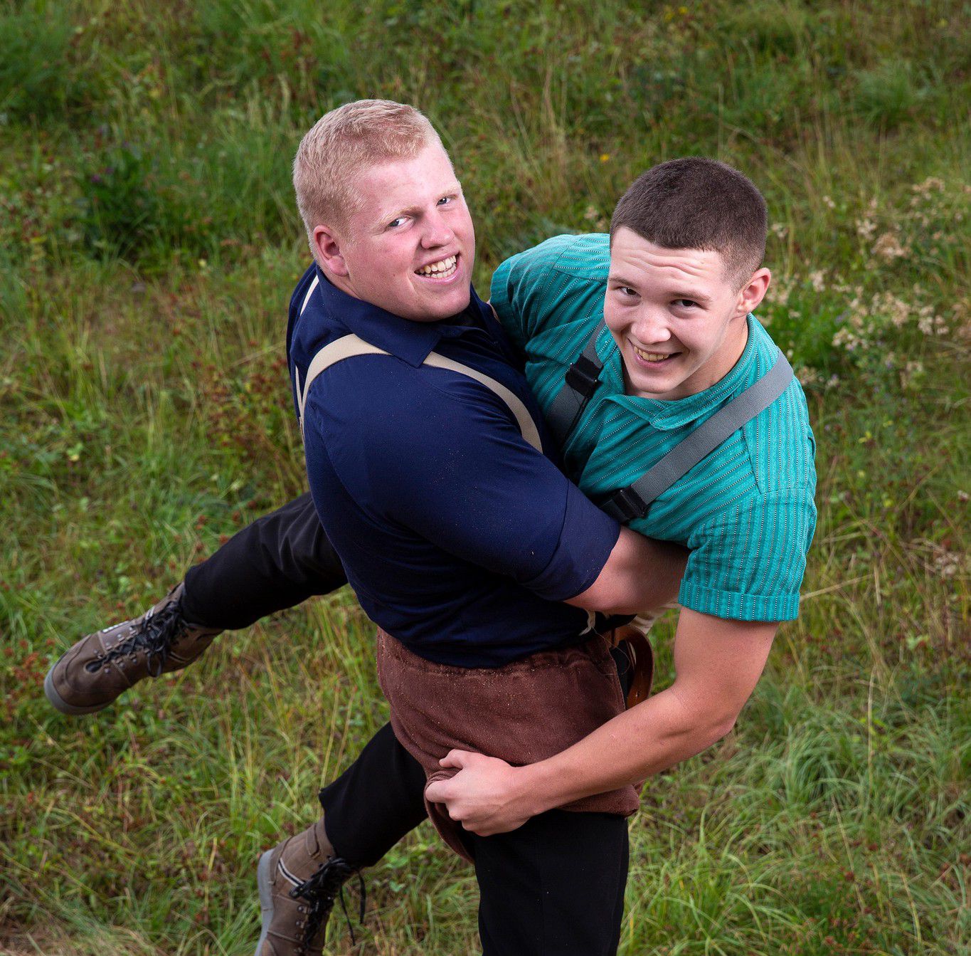 Théo Rogivue (chemise bleue) et Gaël Martin (chemise turquoise) sont fiers de représenter la Suisse romande dans une fête fédérale.