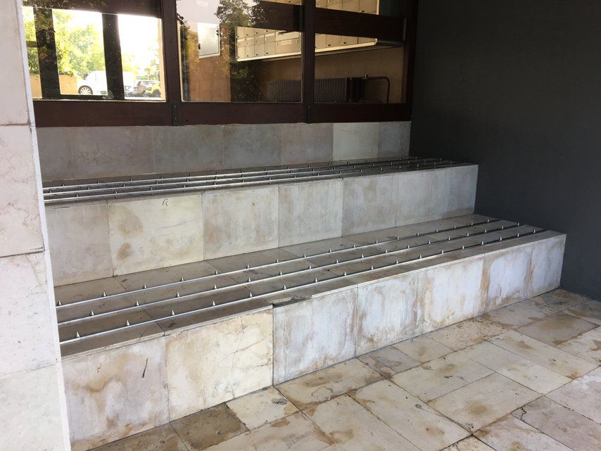 Les rangées de picots ont été installées en début de semaine au pied des allées 78 à 82 du Lignon, là où les jeunes du quartier ont pour habitude de se retrouver.