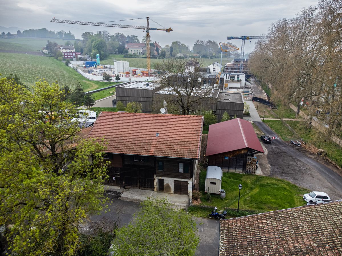 Satigny, le 22 avril 2022.
Une vue aérienne montre le toit du bâtiment sur lequel le viticulteur Nicolas Bonnet souhaite installer des panneaux solaires.
Photo Pierre Albouy/Tribune de Genève