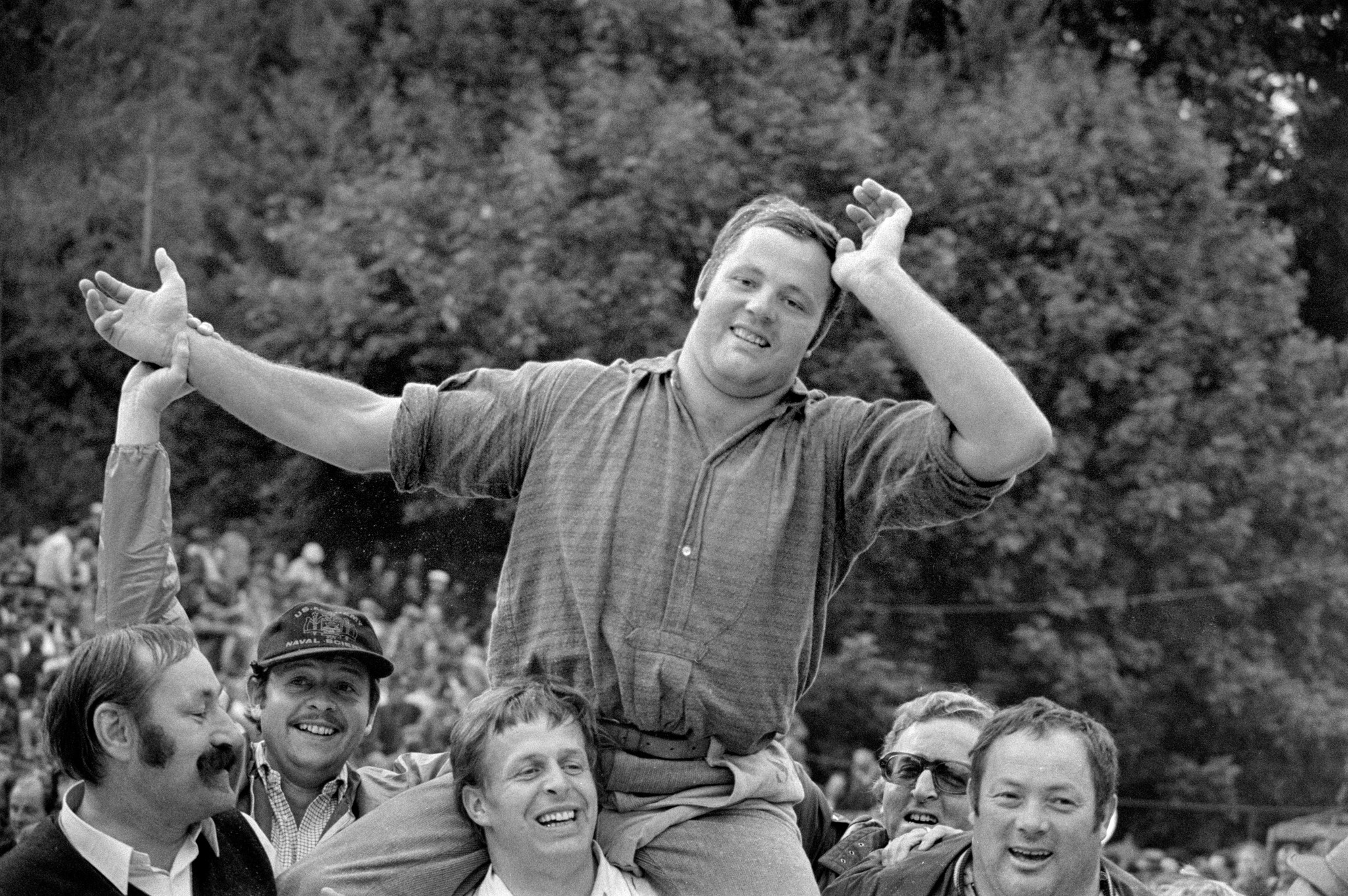 Historischer Sieger: Ernest Schlaefli (hier nach seinem Triumph am Unspunnen-Schwinget 1976) gewinnt den verkürzten Brünig-Schwinget im Dauerregen. 