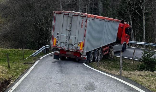 In dieser steilen Rechtskurve blieb der Lastwagenfahrer stecken.