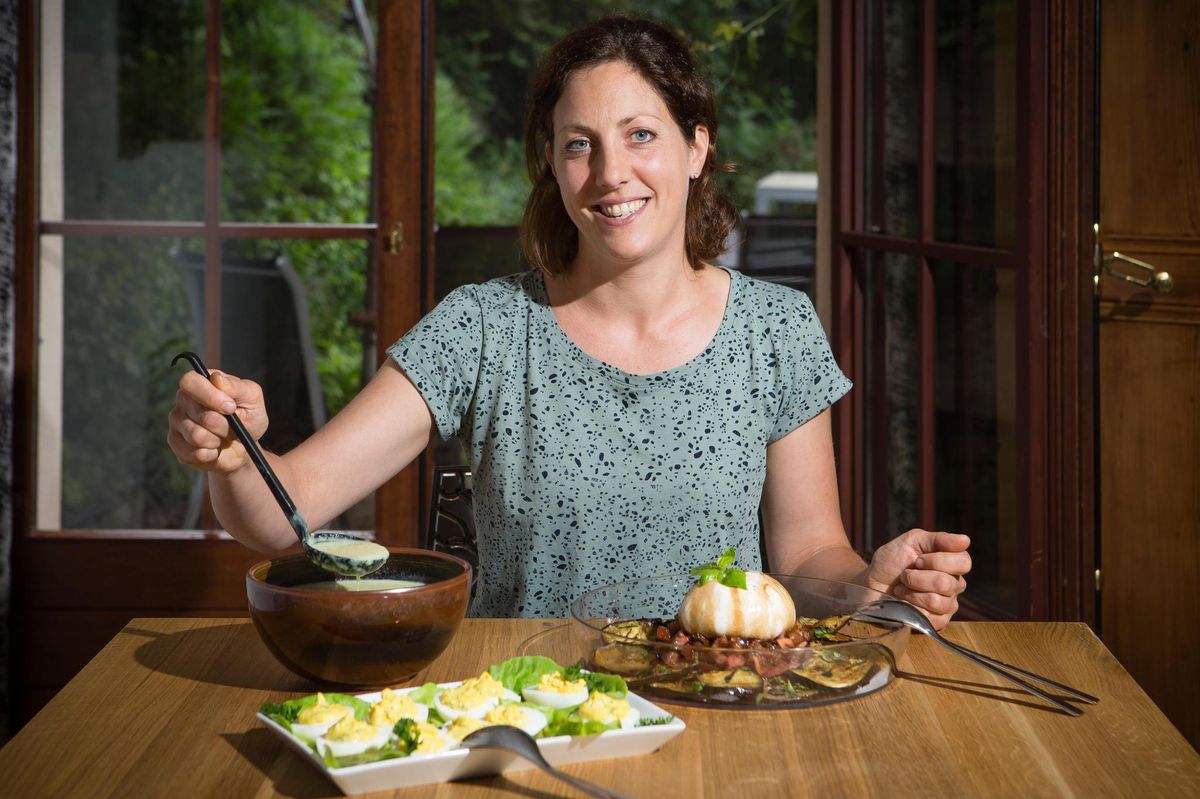 Sandrine Bersier a choisi de nous faire trois plats d’été dans sa cuisine à Dardagny.