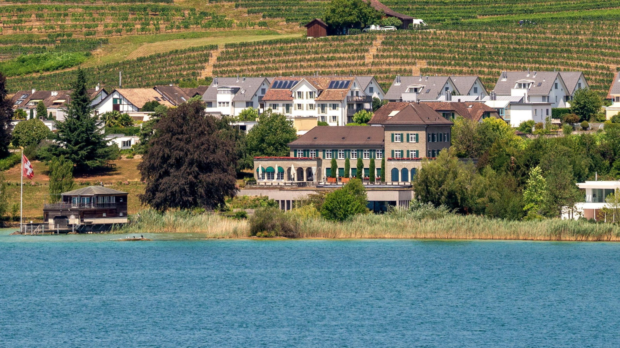 Rives du lac de Zurich: La Migros possède une villa plus grande que celle de Federer à Kempraten