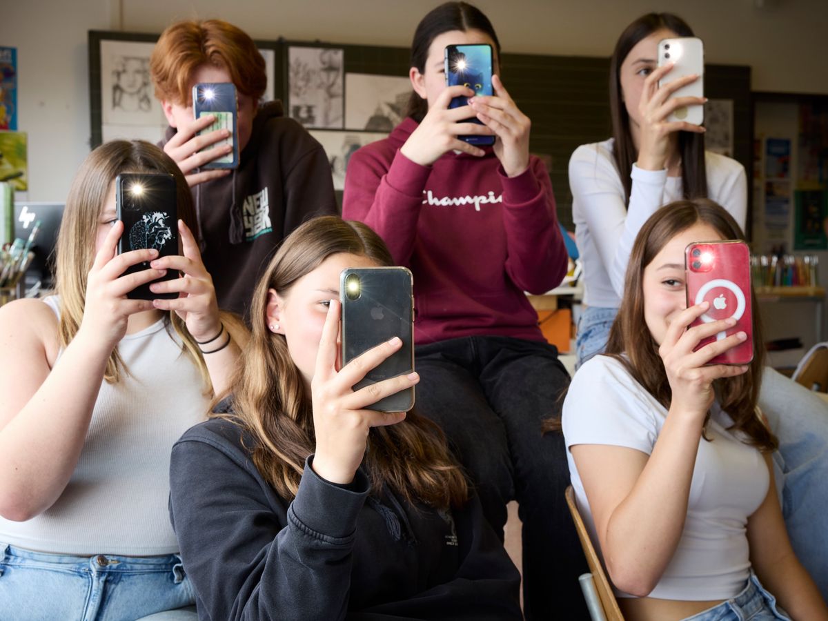 Porrentruy, le 23 mai 2024. Les jeunes et les téléphones cellulaires. Témoignages dans une classe d’ado du Collège Stockmar. De g. a d. Clara, Milio, Samantha, Estelle, Jenna et Imanie.   Photo Yvain Genevay / Le Matin Dimanche