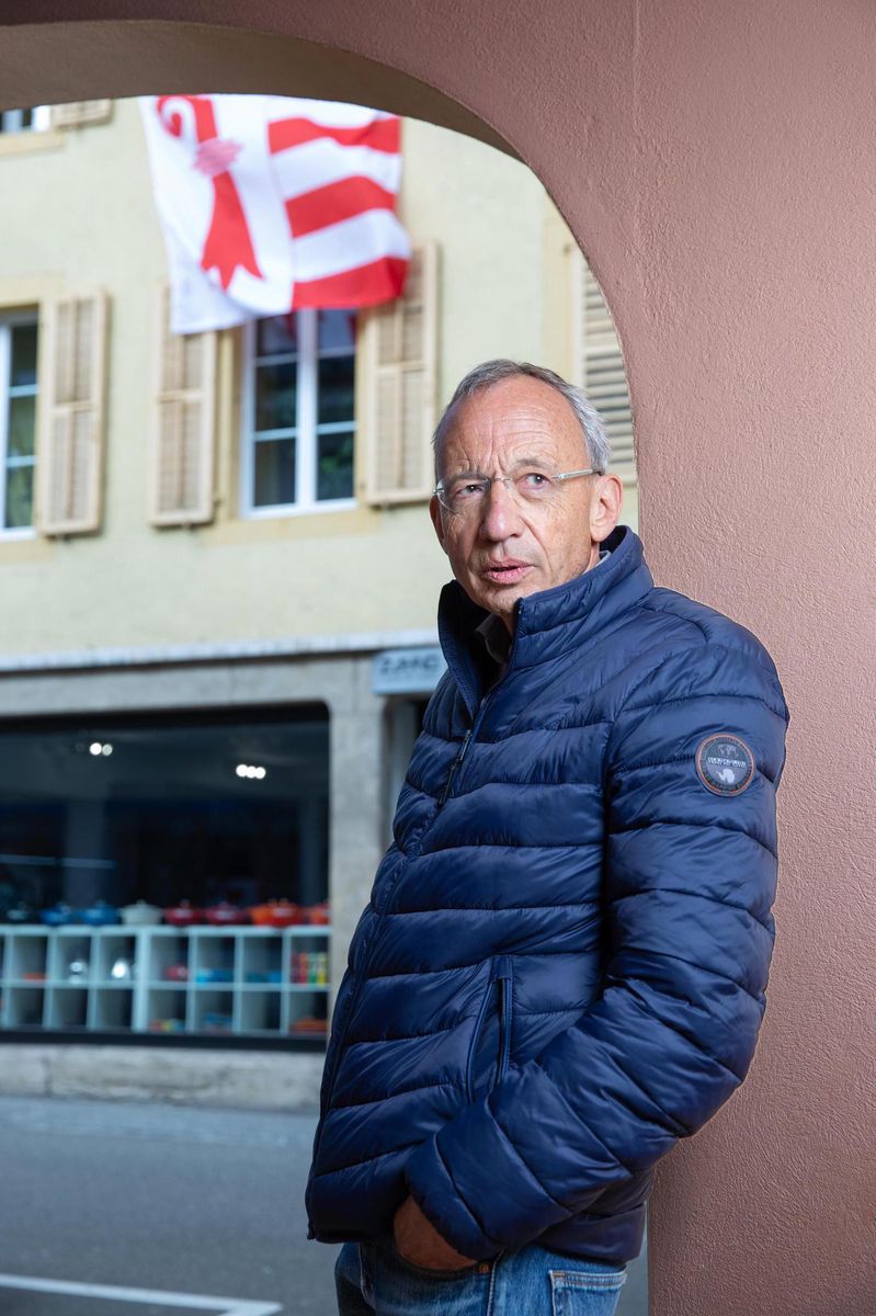 Daniel de Roulet dans les rues de Moutier, au cœur de cette Question jurassienne qui est le décor de son dernier roman. © Marco Zanoni, LUNAX
