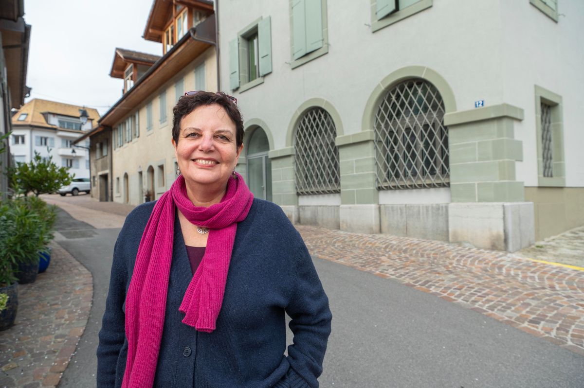 Corseaux le 12 Fevrier 2024 . Une épicerie verra le jour au centre du village a la place de l'ancienne poste. La municipale Sabine Carruzzo devant le batiment.  ©  (24 HEURES /Jean-Paul Guinnard)